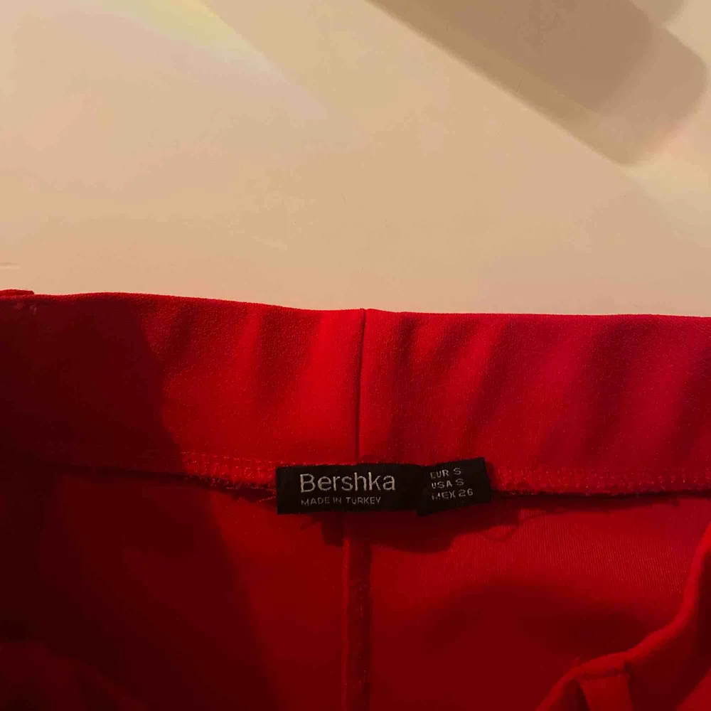 Utsvängda röda kostymbyxor med slits fram, supersnygga! Säljer då de är för små för mig och de är använda enbart 2ggr⭐️ Andra bilden är en annan färg men samma modell, frakt tillkommer 💞. Jeans & Byxor.