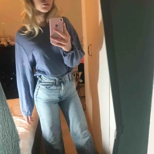  - Sjukt skön och snygg tröja från bikbok. Älskar både färgen och själva sömmarna på tröjan. Väldigt stretchiga tröja som gör den till en av de skönaste tröjorna jag nånsin har ägt. Betalning sker genom swish och köparen står för frakt.