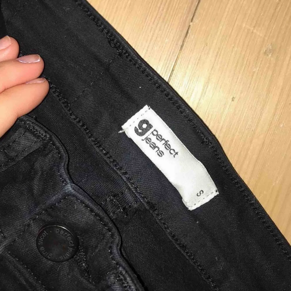 Jättefina svarta bootcut jeans från Gina Tricot i storlek s. Säljer pga de inte Kommer inte till användning längre . Jeans & Byxor.
