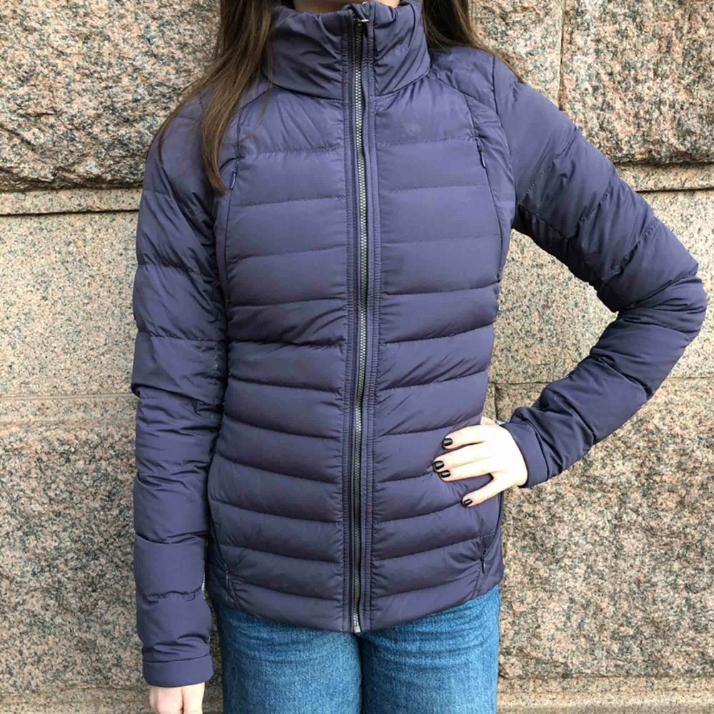 Athletic thin down jacket. Nice color, good for running, two zippers for size and thumb holes. Reflective material on outside zipper. Jackor.