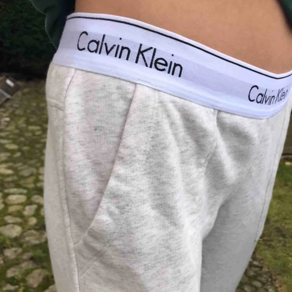 Oanvända Calvin Klein mjukisbyxor, säljs då jag tyckte de var lite för korta tyvärr😞 Bjuder på frakten🥰. Jeans & Byxor.
