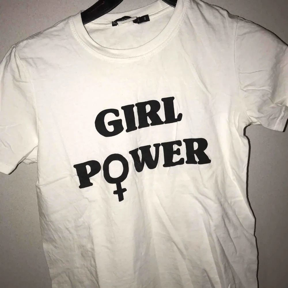 Det kan aldrig bli för mycket girl power, det vet vi alla, köparen står för frakten🥰. T-shirts.