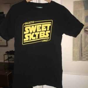 - Sweet Sktbs tisha med starwars tema! Förutom ett litet hål (se bild) i fint skick! Köparen står för frakt✨