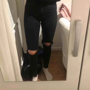  - Svarta tighta jeans med hål i!!