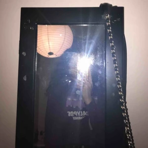  - Skit snygg hoodie som tyvärr är för liten på mig, använd 8-9 gånger bara som mys (Hemma) finns inga slitnader som märks av! Kostade 249kr innan!😊