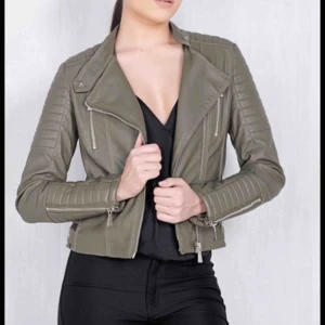  skinnjacka  - Chiquelles populära skinn jacka, militärgrön. De är i storlek M men passar både S och M