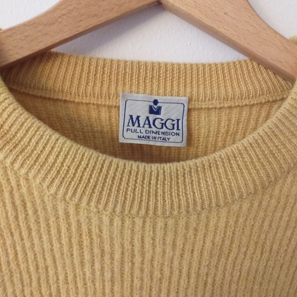 Jättevarm och go tröja i 100 %fin ulll från Italien. Perfekt till vintern i varm gul färg.. Stickat.