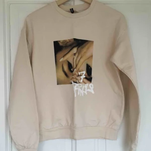  - Ariana Grande-sweatshirt. Använd 1 gång, så den är så gott som ny.