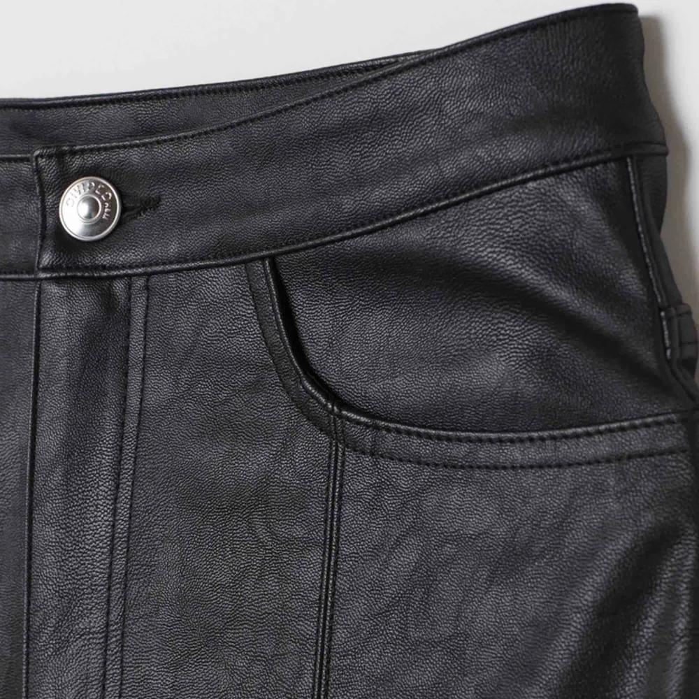 Snyggaste skinnbyxan från H&M med slits nertill. Använda men i bra skick✨ Köpare står för frakt!. Jeans & Byxor.