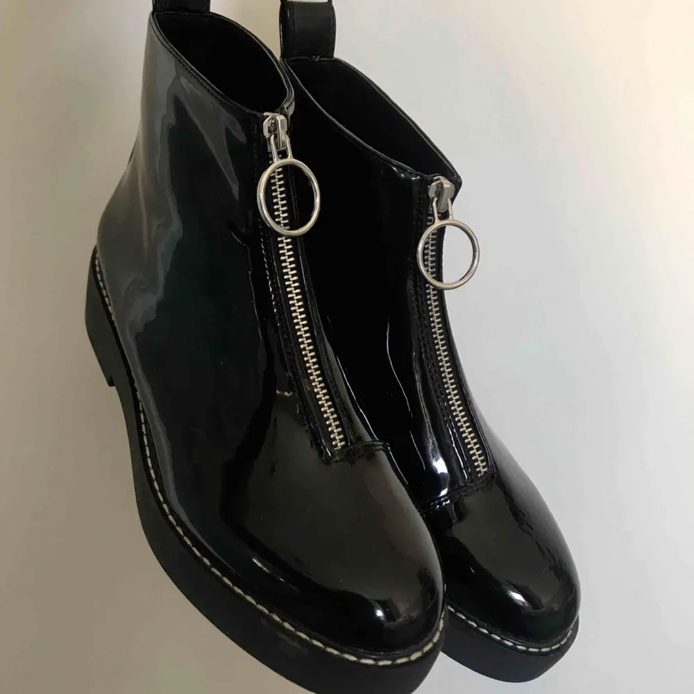 Boots från Zara i stl 37 som är oanvända. Säljer pga har för många skor redan 😄. Skor.