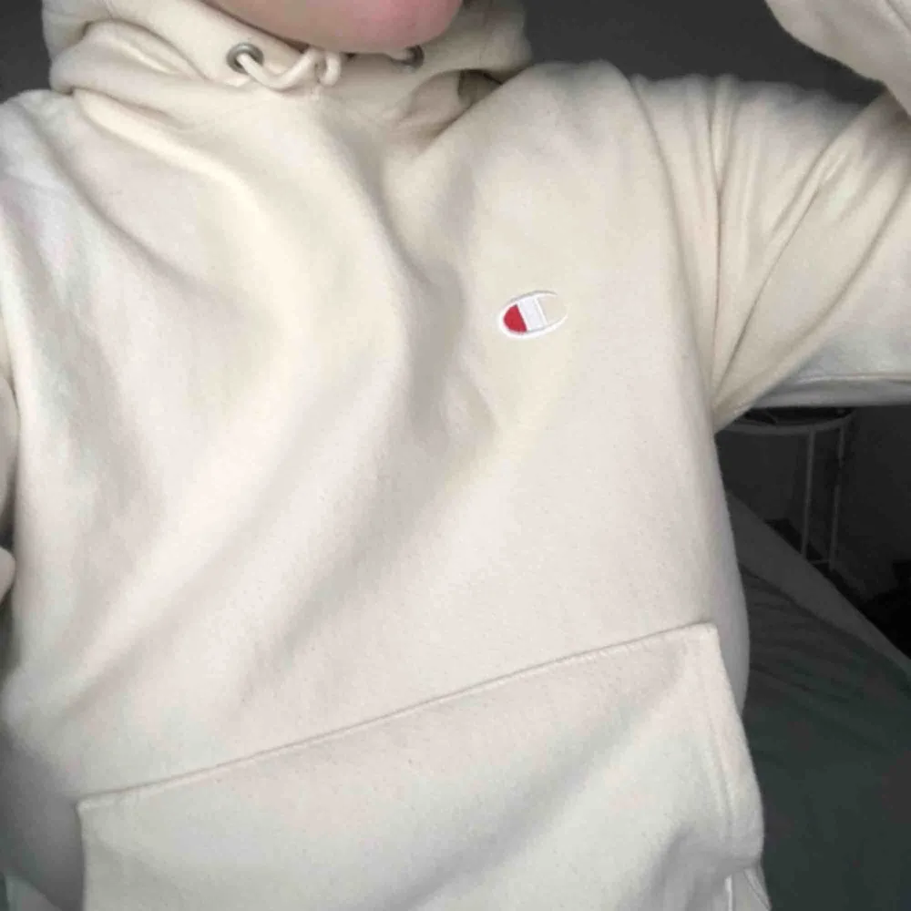 Beige hoodie från Champion i strl xs 💟 aldrig använd pga fel strl. Perfekt skick och så snygg färg . Tröjor & Koftor.