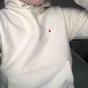 Beige hoodie från Champion i strl xs 💟 aldrig använd pga fel strl. Perfekt skick och så snygg färg 