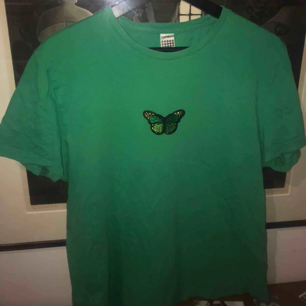 Fin grön t-shirt med en grön fjäril på bröstet. Frakt ingår ej💓. T-shirts.