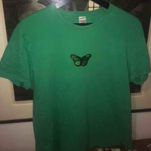 Fin grön t-shirt med en grön fjäril på bröstet. Frakt ingår ej💓