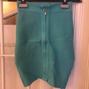  - Turkos Bandage skirt i strlk S. 