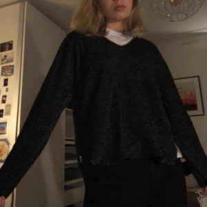  - Skitsnygg glitter tröja från Mango!!! Köpt för ungefär 1år sen men använd nästan bara 4 ggr pga inte riktigt min stil. Den sitter snyggt och passar nån som vanligtvis har storlek S/XS! 