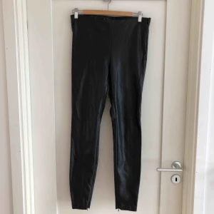  - Läderbyxor från Zara. Storlek L men mer som en M/38. Dragkedja på sidan av midjan samt längst ner vid benen.