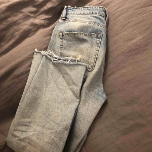  - Jeans från Zara, fint skick. Storlek 36, är själv 170 cm lång. 