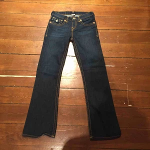  - skitnajs true religion byxor, väldigt utsvängda men tyvärr för små för mig :(