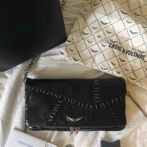  - Jätte fin väska från Zadig & Voltaire, använd men fortfarande i bra skick. Väskans säljs inte längre! Passar till ALLA outfits. Har dessvärre inte kvar det korta bandet... 