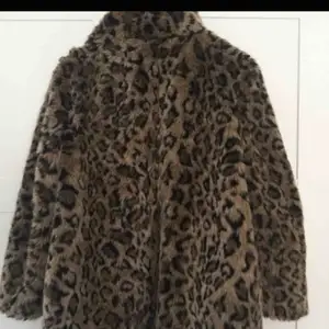 Säljer denna eftertraktade leopard pälsjacka från H&M. Nypris 900kr, säljer för 400kr. (Inga defekter) Storlek 34. (Obs inte mina bilder men ser exakt likadan ut) 