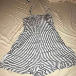  - Blå vit randig jump suit från hm