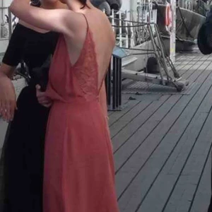  - Suuuuperfin klänning från Samsøe Samsøe. Enbart använd på min bal 2017. Nypris 1400 kr. Den är hel och fin har är som sagt bara använd en gång. Perfekt till sommarens bal!