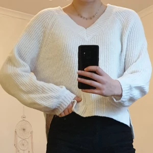  - Säljer en jätte fin v-ringad, stickad tröja med lite balong ärmar. Max andvänd 5 gånger så skicket är som nytt! Kan mötas i Stockholm eller frakta för 40 kr 😊