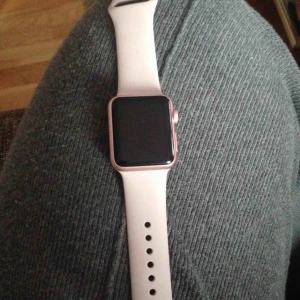  - Apple watch serie 1 är i mkt bra skick ingår kartong laddare  