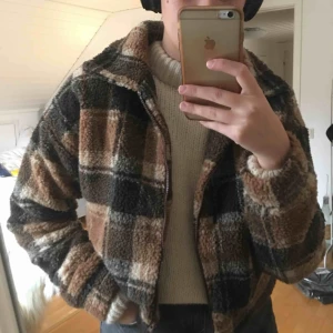  - Superfin jacka från Zaful, i princip oanvänd så den är i nyskick helt utan skavanker. Frakt tillkommer, 63kr🦔 