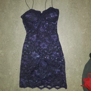  - Figursydd klänning med paljetter.  Aldrig använd.  