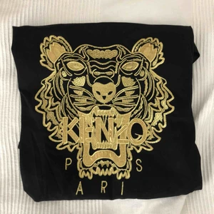  - Svart kenzo tröja med guldigt tryck, nästan helt ny och i bra skick. (Äkta)