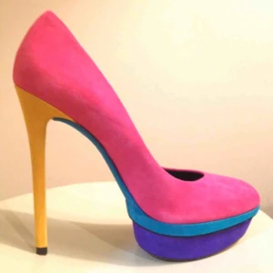  - LÄGG BUD, SKAMBUD UNDANBEDES.  Brian Atwood, Pink Multicolor Suede Pumps Platforms. Snygg flerfärgad platåpumps i mocka. Bra skick och inget slitage. Använt dessa en gång så dem ser ut som nya. Stl: 40 Höjd: 15cm Platå: 4cm