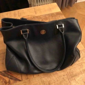  - Väska från Tory Burch inhandlad för några år sedan. Bra skick och många fack i väskan. Kan mötas i Stockholm eller posta och då står köparen för frakten. 