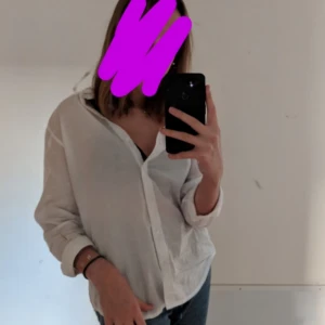  - Superfin skjorta från Gina Tricot som tyvärr blivit för liten för mig. Den har en liten grå fläck på ena ärmen, men den syns inte så mycket och framförallt inte om man har den under en tröja eller kofta