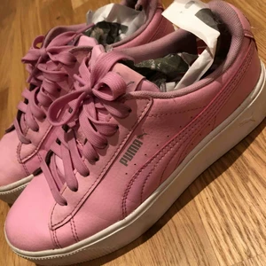  - rosa pumaskor (använda 1 höst) orginalpris:699 kr! helt användbara, lite smutsiga(kan tvättas) har en skråma vid hälen ( har ingen påverkan på skon överhuvudtaget)! Kan mötas upp i Stockholm eller frakta !( Köparen får betala för frakten själv)