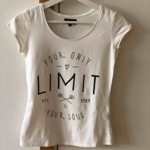  - T- shirt Storlek Xs Mycket bra skick 25 kr 🚫Djurfritt och rökfritt hem 📬Kan skickas mot fraktkostnad