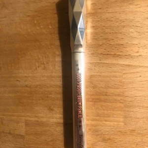  - Benefit ögonbrynspenna som passa mörkblonda/bruna bryn   Provat en gång men passade inte min hårfärg