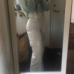 - Ett par super fina byxor med två fickor på sidan av byxan. Använda endast en gång och passar mig i längden som är 175💘