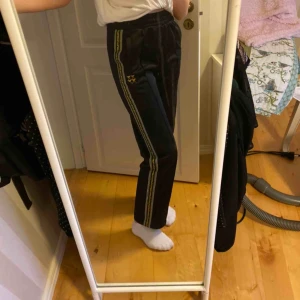  - Supercoola byxor från FILA X Junkyard i ett jätteskönt material. Säljer pga att de är min stil längre. Använda 1 gång så är som nya. Köparen står för frakten!