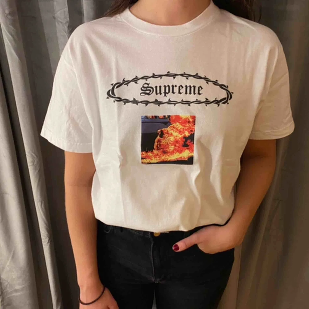 Säljer denna Supreme Burning man tee, mycket bra skick och grymt snygg🙌🏼🤘🏼. T-shirts.