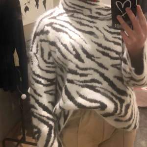 Säljer min super fina zebra tröja från H&M. Nästan helt oanvänd, använd endast någon timme. Den funkar även till både xs och M. Frakt kan tillkomma beroende på vart du bor❤️