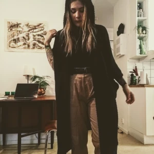  - Svart over-sized kofta, köpt förra året. En ficka på vardera sida. Märket Boohoo, köpt på Asos. Finns i Stockholm men kan skickas.