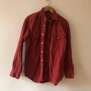  - Äldre Levis jeansskjorta i väl använt och snyggt urtvättat skick. Andra sortering, tags bortklippta från fabrik. Kan hämtas i Uppsala eller skickas mot faktkostnad.