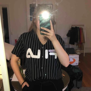  - Baseball tröja från fila endast använd ett fåtal gånger. Säljer pga behöver pengarna. Finns att hämta i Linköping, kan även frakta men köparen står då för frakten. Betalning sker via swish 