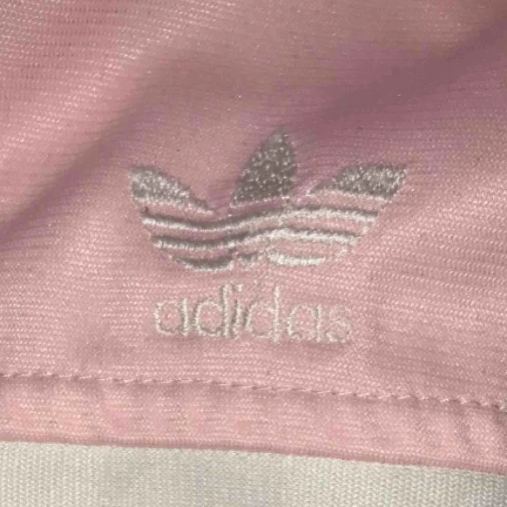 Asball Adidas tröja med dragkedja. Man ser inte vad det är för storlek då texten på etiketten har tvättats bort, men jag skulle säga att den passar XS-M! Med frakt (som ligger på 59kr) kostar tröjan 152kr!. Hoodies.