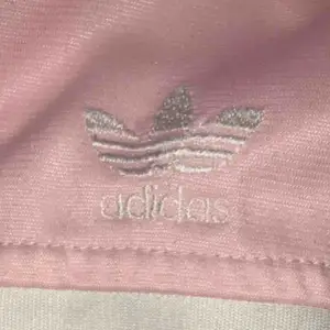 Asball Adidas tröja med dragkedja. Man ser inte vad det är för storlek då texten på etiketten har tvättats bort, men jag skulle säga att den passar XS-M! Med frakt (som ligger på 59kr) kostar tröjan 152kr!