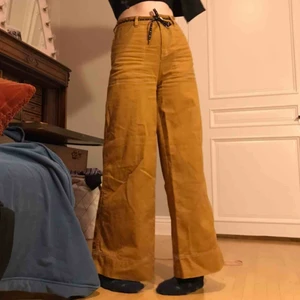  - Supersnygga retro byxor från Monki med stora fickor, säljs inte längre. Nypris 400 kr och är i mycket fint skick✨ Kan mötas upp i Göteborg annars står köparen för frakt 🚚.