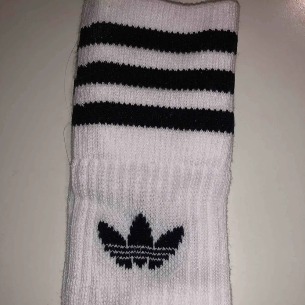 Helt oanvända strumpor från adidas originals. Strumporna är i storleken 35-38 och det är 3 par. Köparen står för frakt🥰. Accessoarer.