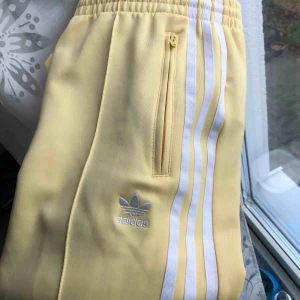  - Ljusgula adidasbyxor i jättebra skick! Använda 4-5 gånger! Nypris 599 kr